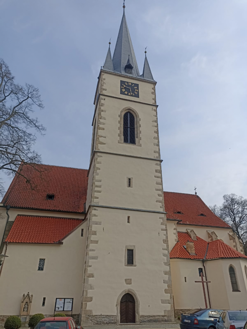 Stavební práce na kostele v Ledči nad Sázavou